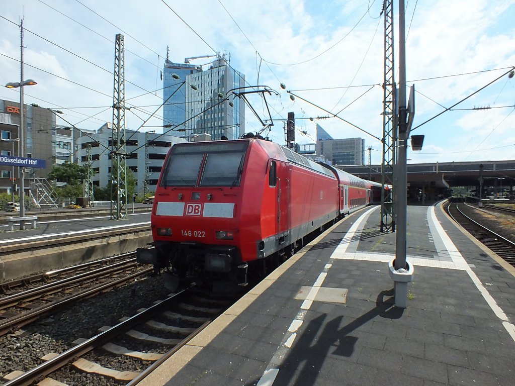 Am Zugschluss eines RE1 nach Aachen erreicht 146 022 am 3.8.13 D�sseldorf Hauptbahnhof.