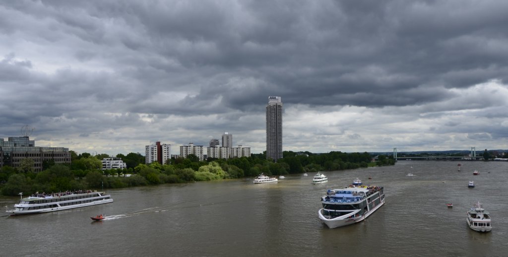 An Fronleichnam feiern die (K�ln-)M�lheimer auf dem Rhein ihre traditionelle Gottestracht. Angef�hrt vom Prozessionsschiff  MS Rhein Fantasie  fuhren die bunt geschm�ckten Schiffe von der M�lheimer Br�cke zur Zoobr�cke, um dort auf dem Rhein zu verweilen und damit an den Ursprung der M�lheimer Gottestracht zu erinnern: Der Legende nach hatte vor mehr als 400 Jahren ein Dieb Heiligt�mer aus St. Clemens in M�lheim gestohlen und wollte per Schiff �ber den Rhein fl�chten. Das Schiff blieb jedoch wie eingefroren auf dem Rhein stehen, sodass die Diebesg�ter unbeschadet zur�ckgeholt werden konnten. Diesem Wunder gedenken die M�lheimer bis heute mit der Schiffsprozession. (30.05.2013)