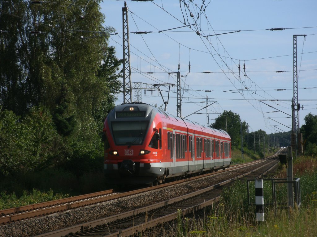 An der Westeinfahrt von Bergen/R�gen kam,am 19.Juli 2011,der RE 13015 aus Rostock nach Sassnitz. 