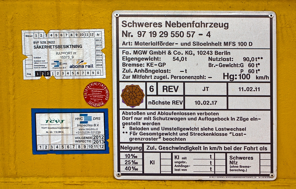 Anschiftentafel  der Materialfrder- und Siloeinheit MFSD 100 der MGW Gleis- und Weichenbau-GmbH (Berlin) Nr. 1 (Schweres Nebenfahrzeug Nr. 97 19 29 55057-4) EBA-Nr. 00 D05 A009,  abgestellt in Betzdorf/Sieg am 22.09.2012.