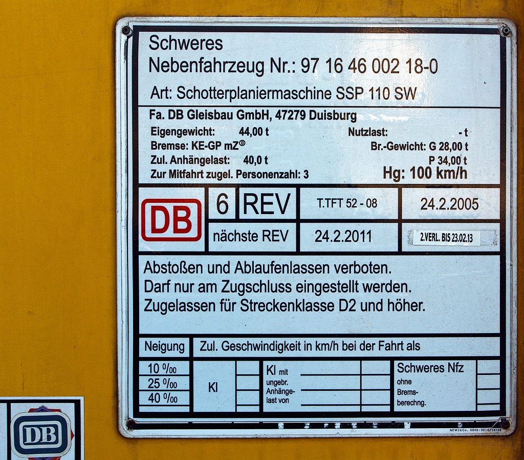 Anschiftentafel der Plasser & Theurer Schnellschotterplaniermaschine SSP 110 SW  (Schweres Nebenfahrzeug Nr. 97 16 46 002 18-0) der DB Bahnbau Gruppe (ehem. DB Gleisbau), abgestellt am 28.10.2012 in Siegen-Weidenau