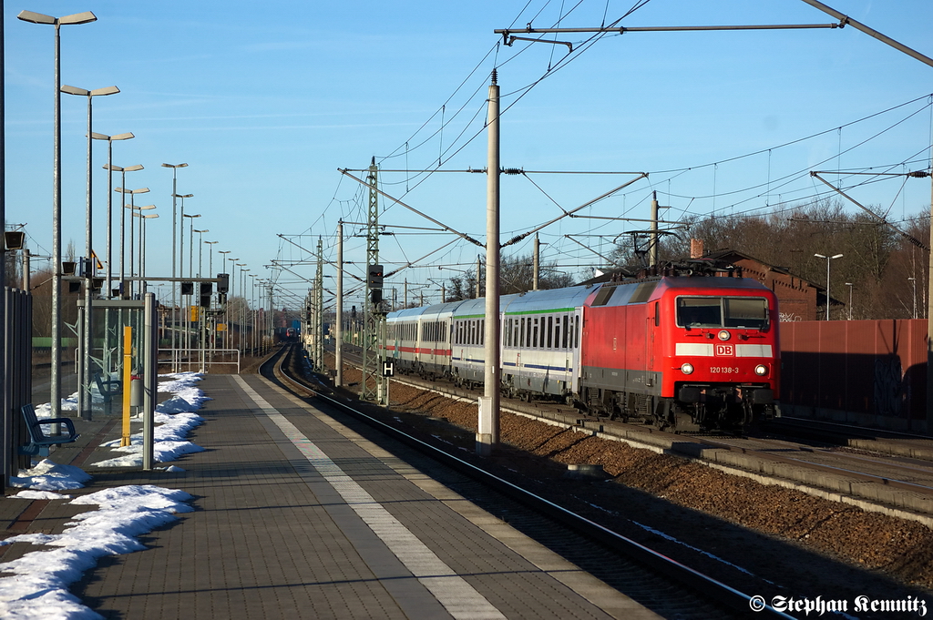 Anstatt ES 64 U2-074 war 120 138-3 am EC 249  Wawal  von Hamburg Hbf nach Krakow Glowny dran gewesen und durch f�hrt hier gerade Rathenow. 16.02.2012 