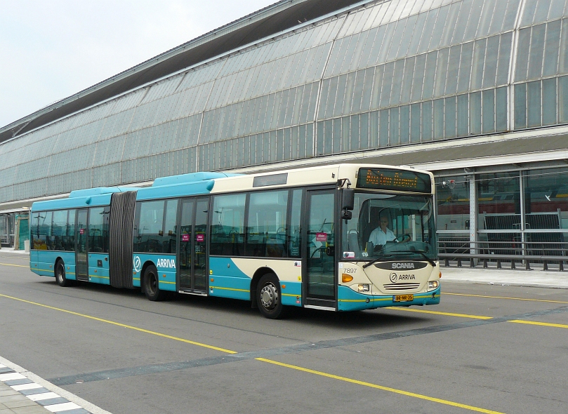 Arriva 7897 Scania Omnicity Baujahr 2005. Amsterdam Centraal Station 12-07-2010.