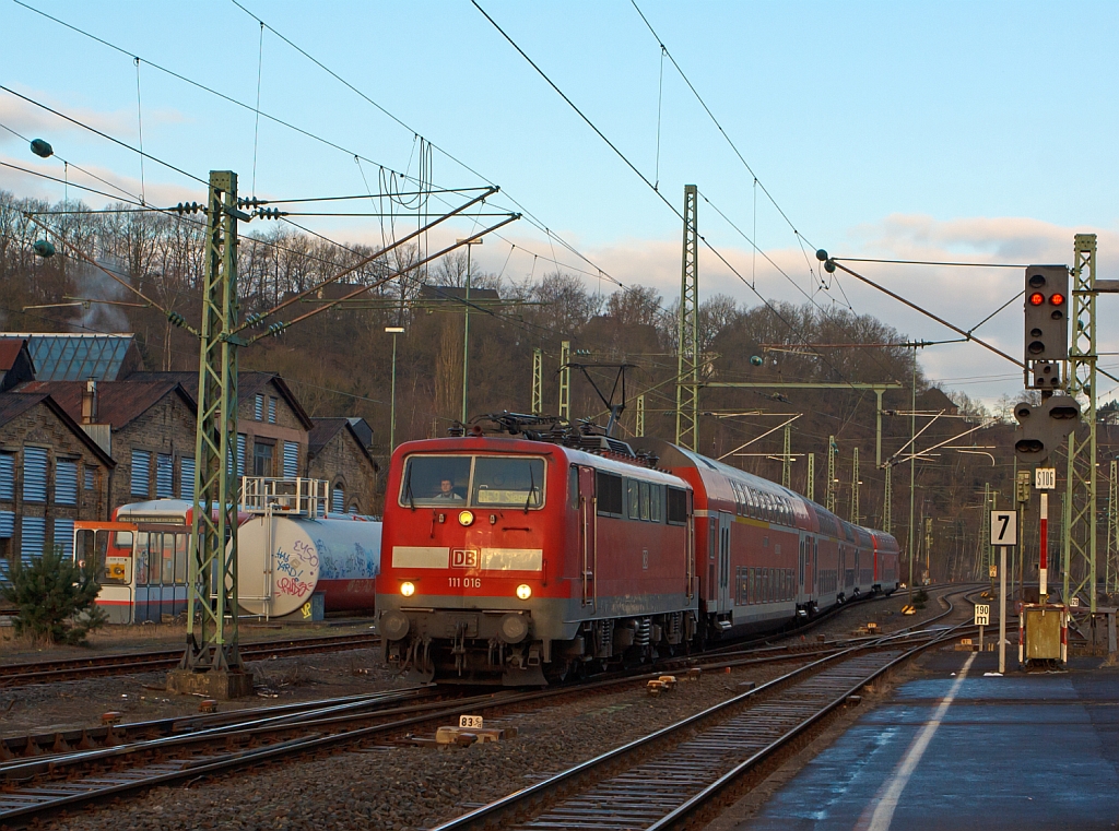 Auch 111er fahren noch an der Sieg - Hier fhrt 111 016-2 mit DoSto´s als RE 9 - rsx Rhein-Sieg-Express (Aachen - Kln - Siegen) am 20.02.2013 in den Bahnhof Betzdorf/Sieg ein.