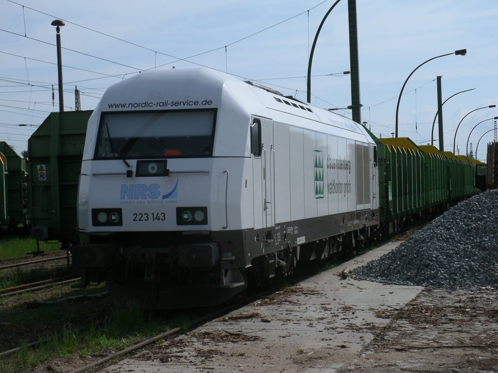 Auch am 27.Mai 2013 war die NRS 223 143-8 immer noch in Bergen/R�gen.