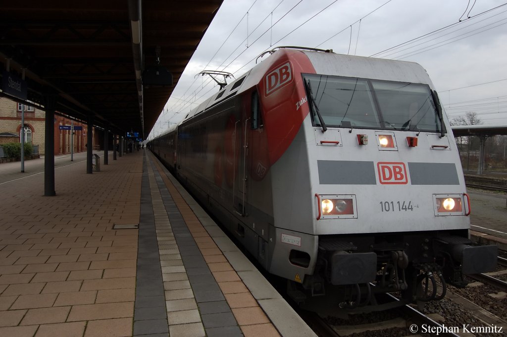 Auch am diesem Samstag hat die 101 144  Hertha BSC  den IC 148 nach Schiphol (Airport) am Haken. Hier steht sie gerade im Stendaler Hbf. 20.11.2010