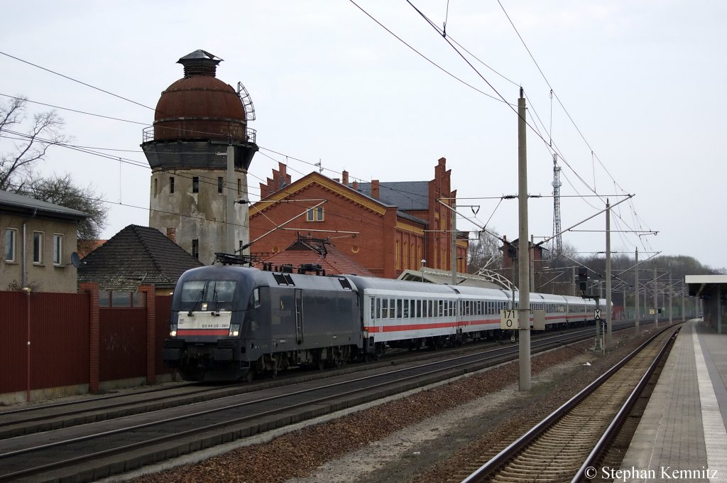 Auch am diesen Sonntag ist ES 64 U2 - 001 (182 501-7) mit dem IC 1923 von Berlin S�dkreuz nach K�ln Hbf unterwegs und durch f�hrt gerade den Ort Rathenow. 03.04.2011