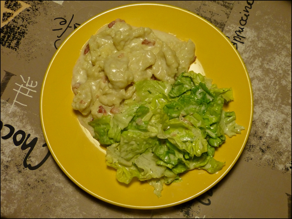 Auch fleischlos gl�cklich:  Kniddelen  mit gr�nem Salat. 13.02.2013 (Jeanny) 