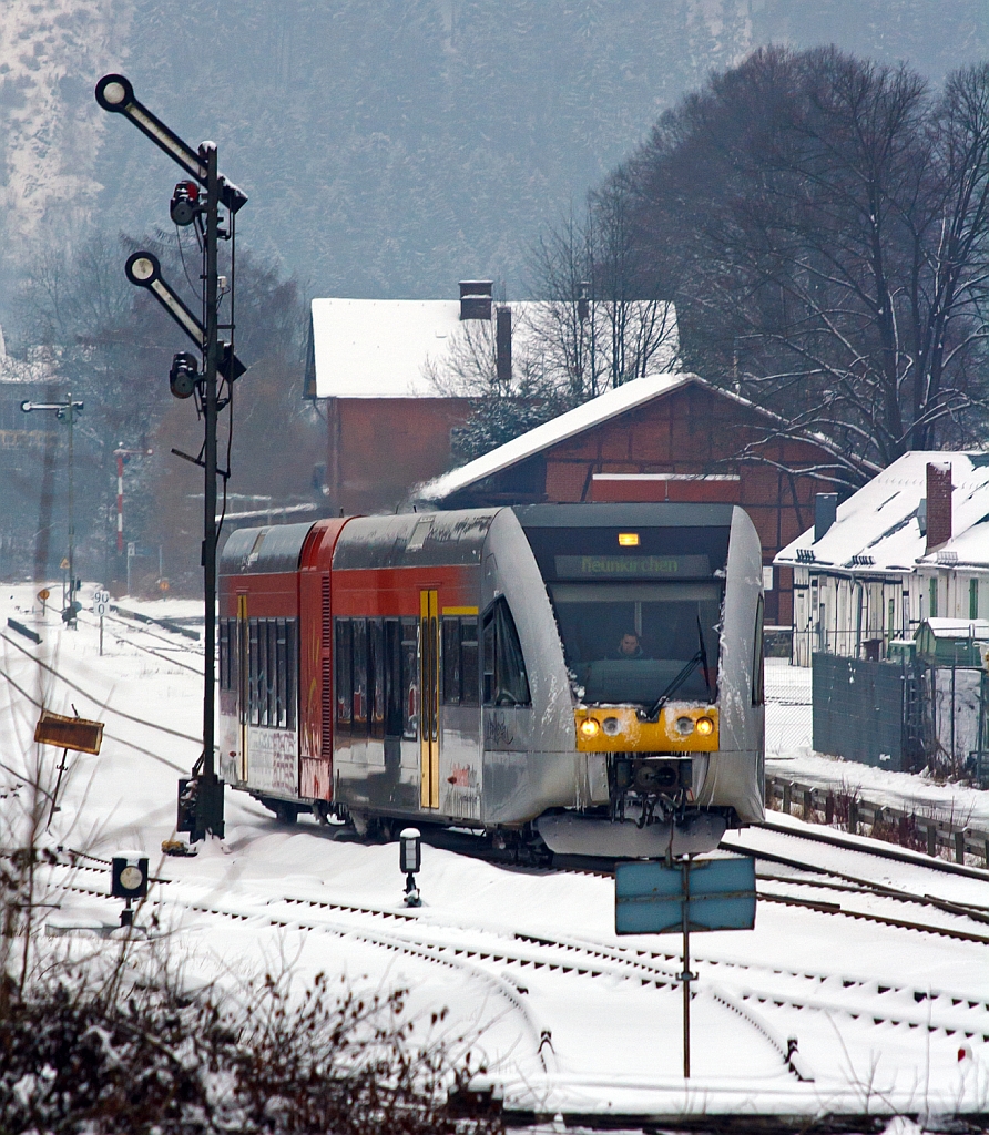 Auch in Herdorf hat es nun krftig geschneit - Ein Stadler GTW 2/6 der Hellertalbahn fhrt am 21.01.2013 vom Bahnhof Herdorf weiter in Richtung Neunkirchen, hier passiert er gerade das Ausfagrtssignal und wechselt von Gleis 2 auf Gleis 1 (beim Stellwerk Herdorf Ost).
