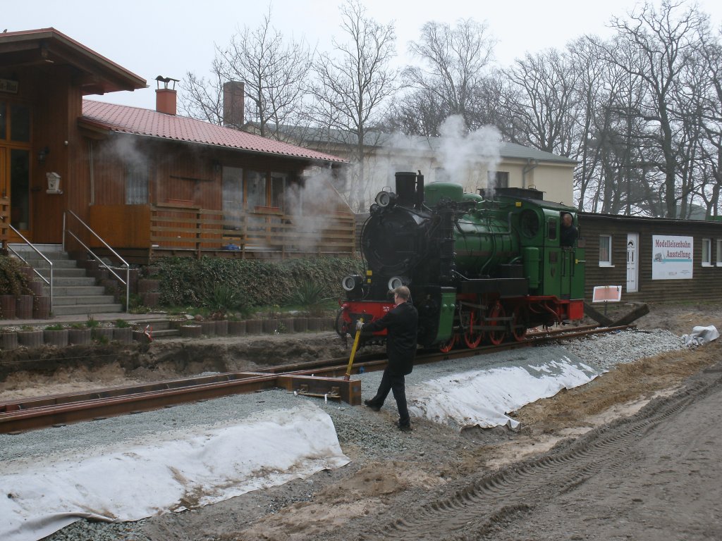 Auch nach ber 100 Jahren werden in Ghren die Weichen noch per Hand gestellt.Am 17.Mrz 2012 stellte der Zugfhrer fr die Mh53 die Weiche.