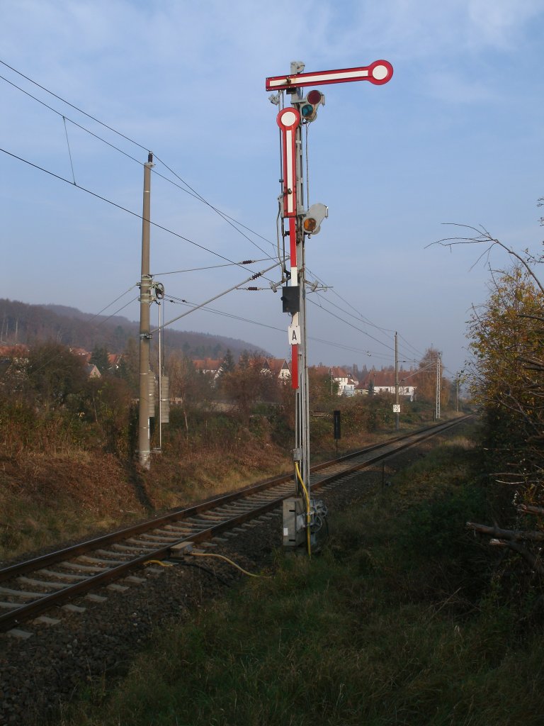 Auch die n�chsten Jahre wird das Einfahrsignal  A  von Sassnitz ein Formsignal bleiben.Aufnahme am 06.November 2011.