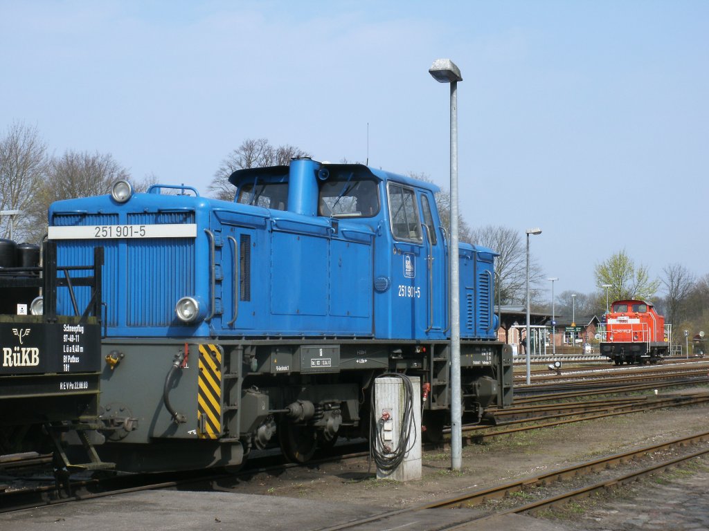 Auch das ist in Putbus m�glich die 251 901-5 zusammen mit der UEG 345 100-2 zufotografieren.Aufnahme am 21.April 2012.