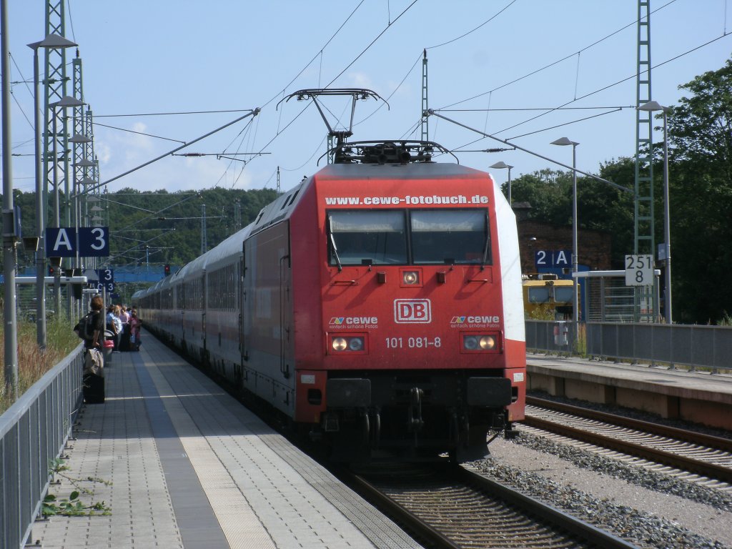 Auch Sie ist jetzt mit ihrer CEWE-Werbung auf R�gen gefahren.Am 04.August 2012 kam 101 081-8 mit dem IC 2213 Binz-Stuttgart in Bergen/R�gen an.