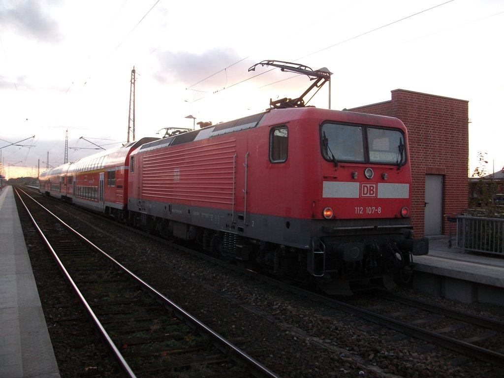 Auch den vierten Tag in Folge sind nur vier 429-Triebwagen im Einsatz,so mu�te 112 107 am 20.Oktober 2010 die Zugleistung vom RE 33218 Sassnitz-Rostock �bernehmen.