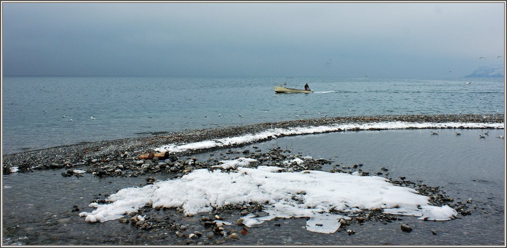 Auch im Winter ist ein Fischerboot unterwegs.
(29.12.2010)