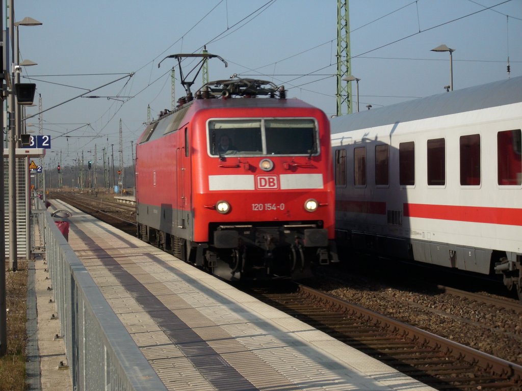 Auf Durchfahrt durch Bergen/R�gen von Stralsund nach Binz war am 04.April 2009 120 154.