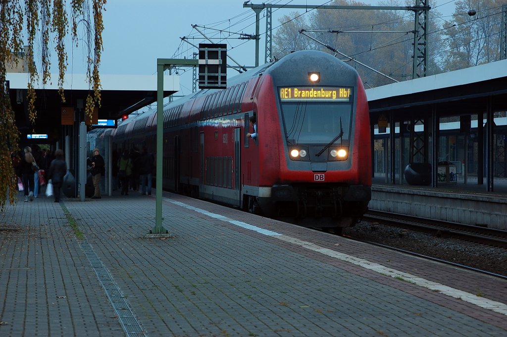 Auf Gleis 1 des Brandenburger Hauptbahnhof angekommen die RE1 (RE 38080) aus Frankfurt Oder. Geschoben hat die 114 026-8 und der Zug hatte eine Versp�tung von 10 min gehabt. 01.11.2010