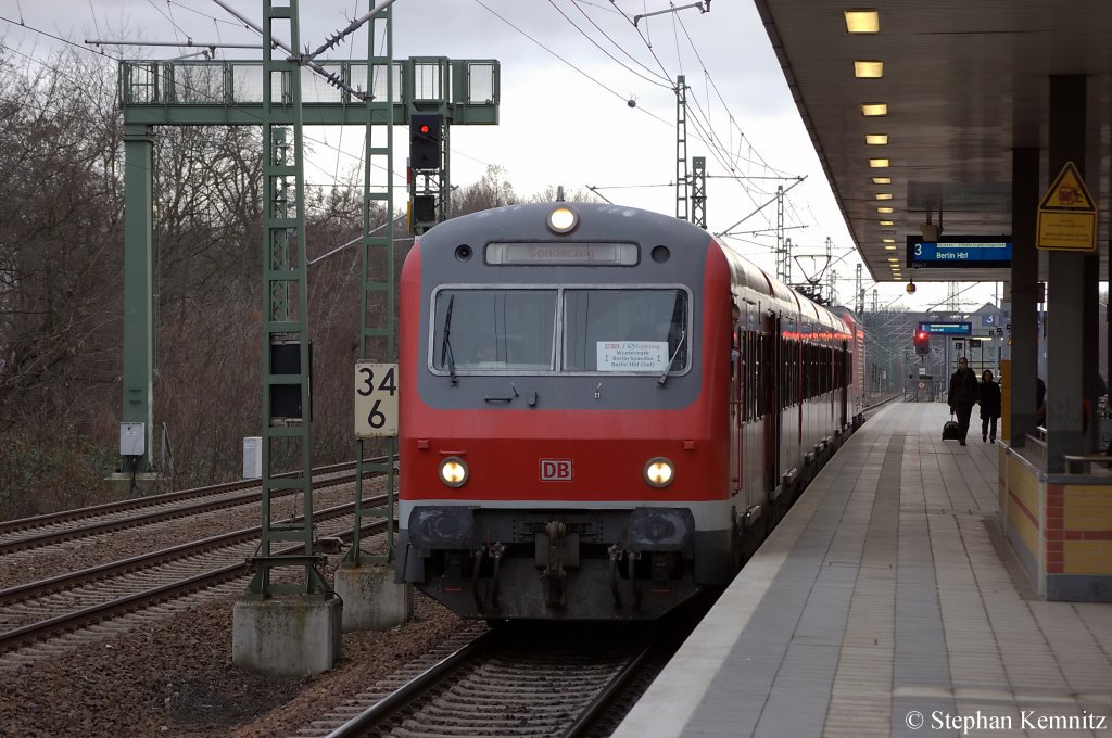 Auf Gleis 3 in Berlin Jungfernheide steht die RB13 / S-Erg�nzung (RB 28858) nach Berlin Hbf(tief). Geschoben von der 143 309. 18.01.2011