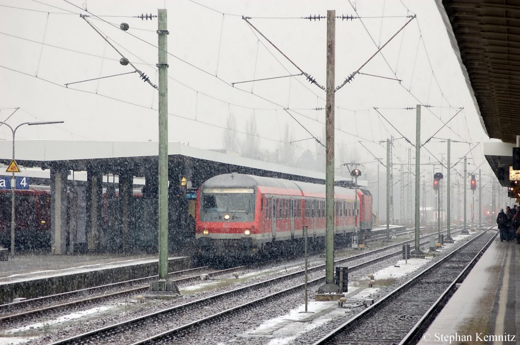 Auf Gleis 4 des Braunschweiger Hbf steht bei starkem Schneefall die RB (RB 14266) nach Hildesheim Hbf. Geschoben hat die 143 351-5. 26.11.2010