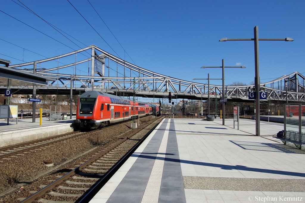Auf Gleis 6 in Berlin Gesundbrunnen f�hrt gerade der RE5 (RE 4359) nach Lutherstadt Wittenberg ein und geschoben hatte die 112 111-0. 19.03.2011