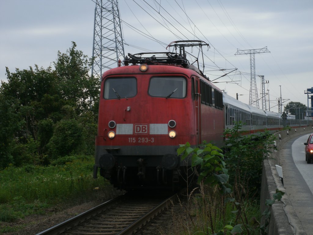 Auf der kleinen Insel D�nholm(bei Stralsund)ist,am 17.September 2011,115 293 mit dem IC 2353 Erfurt-Binz unterwegs.
