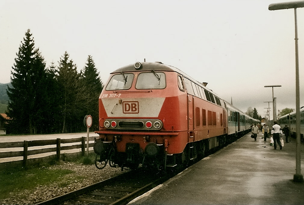 Auf meiner Reise nach Italien im Mai 1998 kam ich auch im bayrischen Schliersee vorbei als ich auf den dortigen Bahnhof die 218 307 nach M�nchen antraf.
