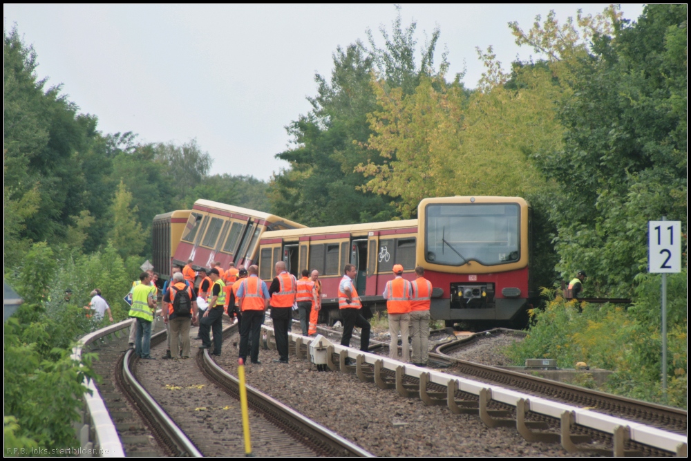 Aus noch ungeklrter Ursache entgleiste ein Zug der S-Bahn Berlin kurz hinter dem Bahnhof Berlin Tegel. Der Zug der Linie S25 war in Richtung Hennigsdorf b. Berlin unterwegs, als er hinter dem B entgleiste. Whrend die beiden fhrenden Wagen bereits auf dem eingleisigen Teil der Strecke stehen, befindet sich der letzte Wagen auf einem toten Gleis, das frher einmal nach Lbars fhrte. Die Gleisanlagen wurden 2005 weitgehendst abgebaut, nur die Weiche blieb. Auf Google Earth kann man erkennen, dass das Gleis ohne Prellbock kurz vor dem Tunnelportal der A111 endet (21.08.2012)