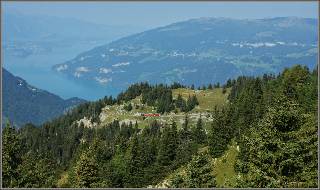 Ausblick vom Wanderweg zur Schynige Platte bei Stepfegg auf den Thunersee und Umgebung.
(10.09.2012)