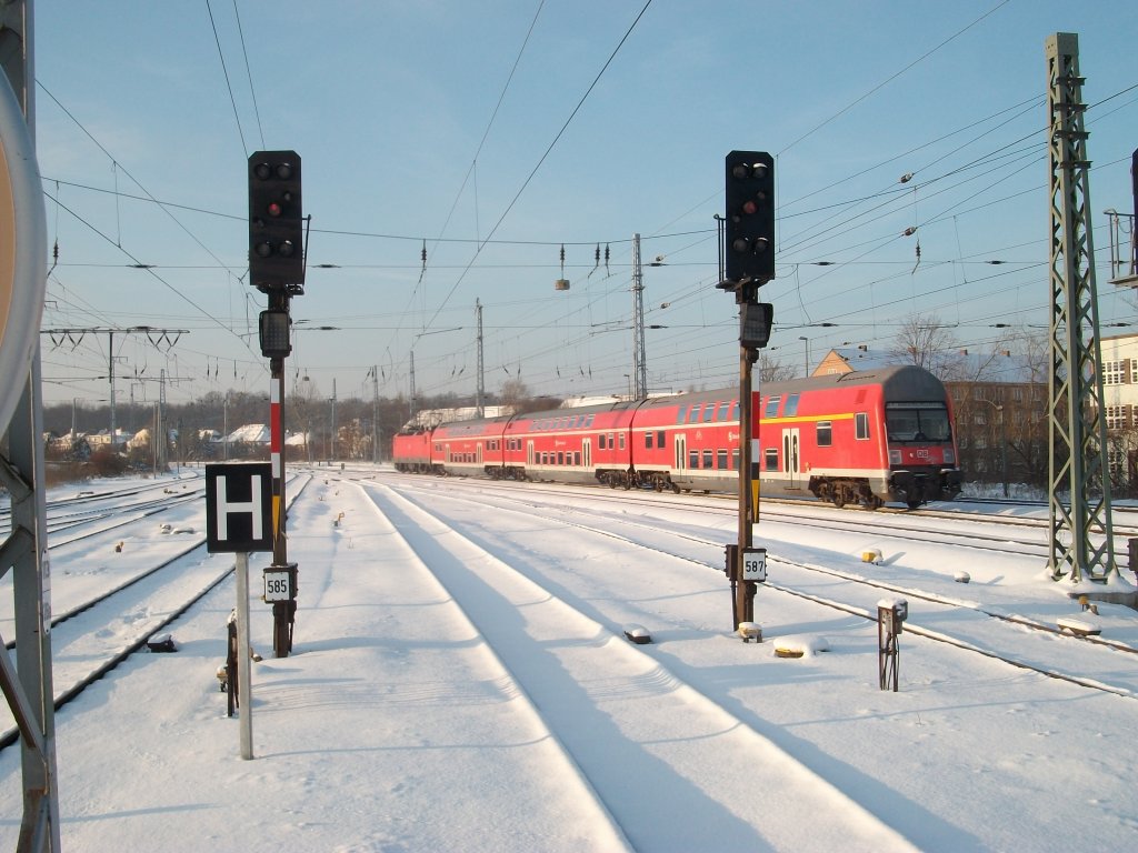 Ausfahrende Rostocker S-Bahn nach Warnem�nde am 04.Dezember 2010 beim Verlassen von Rostock Hbf.