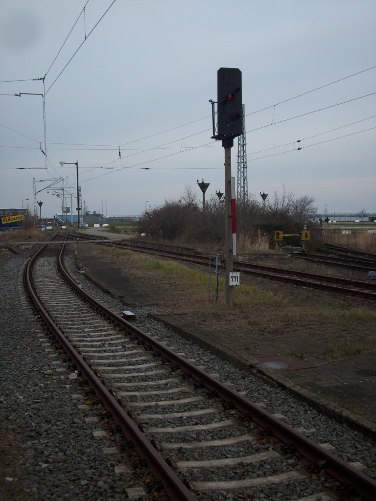 Ausfahrsignal 771 in Richtung ehmaliger F�hranleger in Warnem�nde am 05.Dezember 2009.