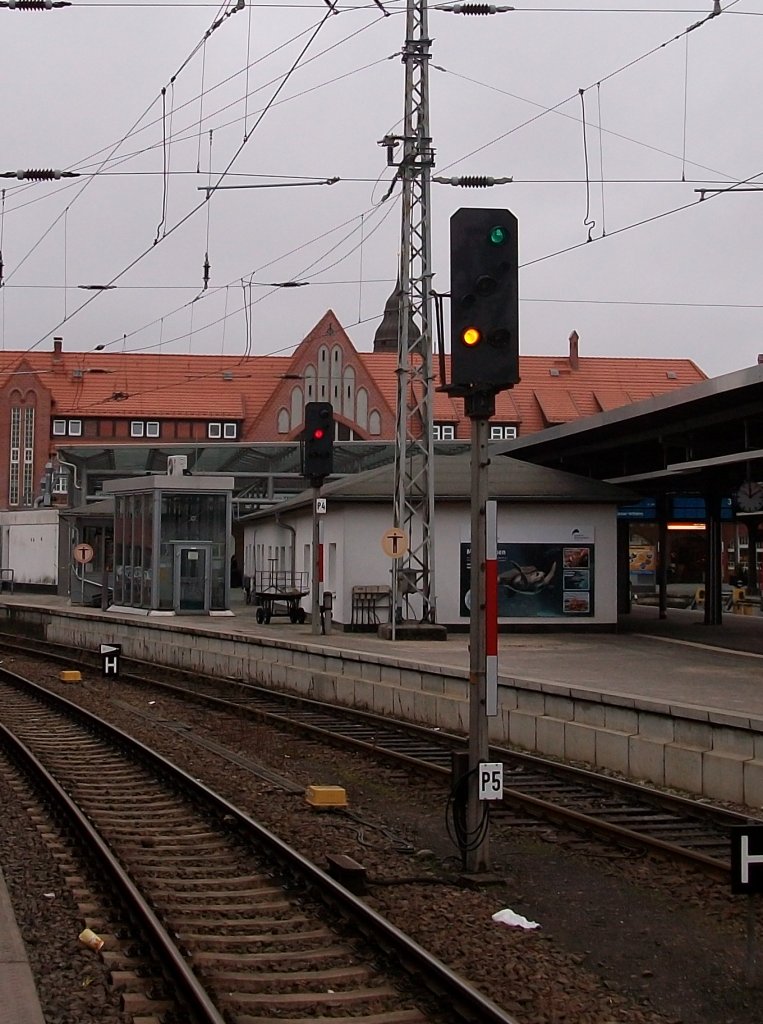 Ausfahrt mit 40 km/h und dann mit H�chstgeschwindigkeit zeigte das Ausfahrsignal  P5  am 18.Januar 2011 in Stralsund.