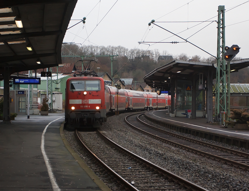 Bahnhof Betzdorf/Sieg, Gleis 105, am 28.12.2011: Einfahrt des RE 9 (Rhein-Sieg-Express) Aachen-Kln-Siegen, gezogen von der 111 096-4.