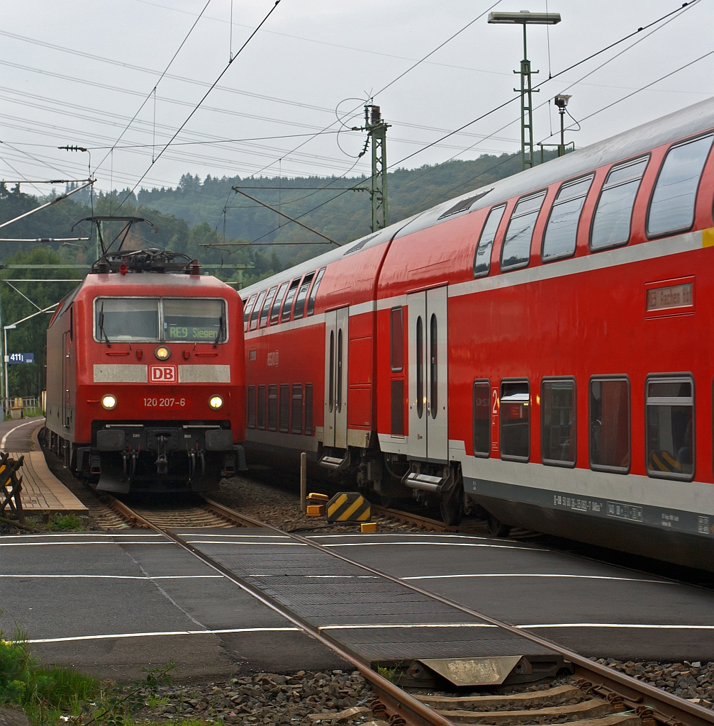 Begegungsverkehr des Rhein-Sieg-Expresses in Scheuerfeld/Sieg am 22.08.2011. Die 120 207-6 mit RE 9 fhrt Richtung Betzdorf/Sieg und 111 079-0 mit RE 9 fhrt Richtung Kln.