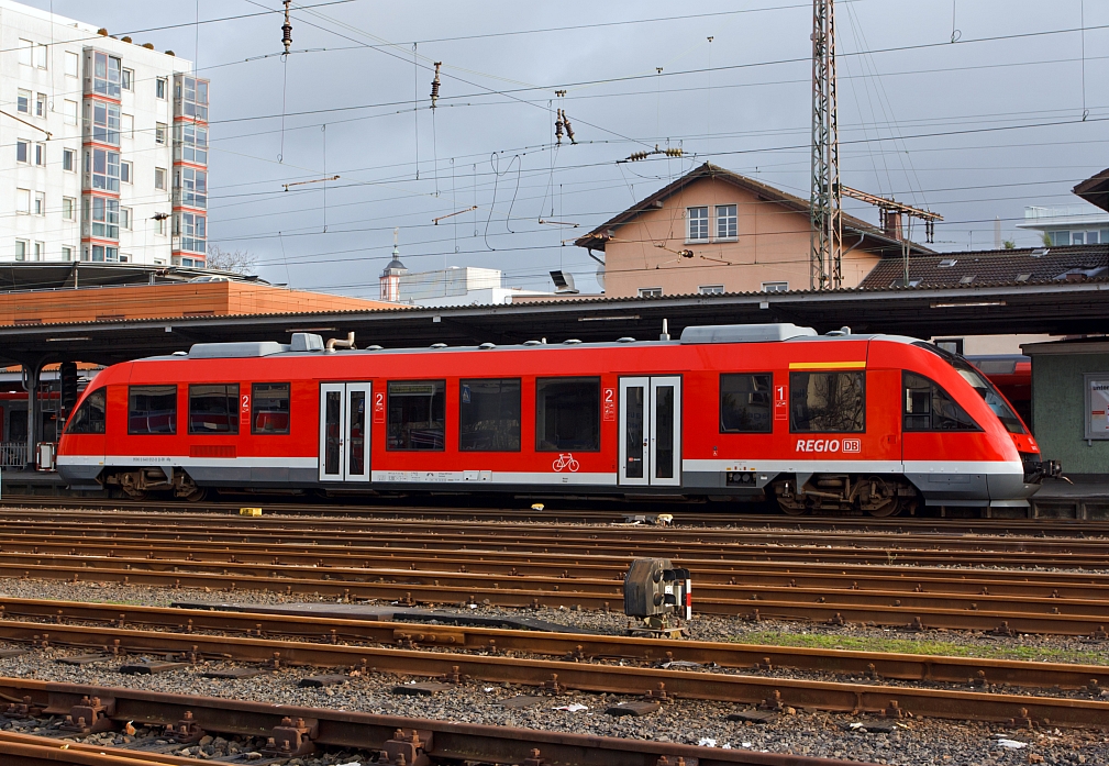 Bei BB ein freigeschaltetes und diskutiertes Bild, hier in neu bearbeiteter Version: 640 012 (LINT 27) der DB Regio steht als RB 93 (Rothaarbahn) am 14.01.2012 im Hbf Siegen zur Abfahrt nach Bad Berleburg bereit.
