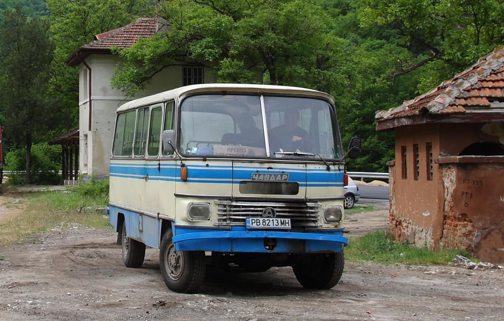 Bei diesem Oldie handelt es sich um einen russischen Schawdar.
Dieser Kleinbus bef�rderte am 9.5.2013 eine Gleisbautruppe
an der schmalspurigen Rodophenbahn in Bulgarien.