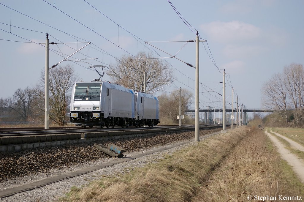 Bei Railpool gibt es zwei neue E-Loks und das sind die 185 690-5 & 185 691-3. Hier sind sie als Lz zwischen Gro�wudicke und Rathenow und fuhren in Richtung Rathenow weiter. 02.04.2011