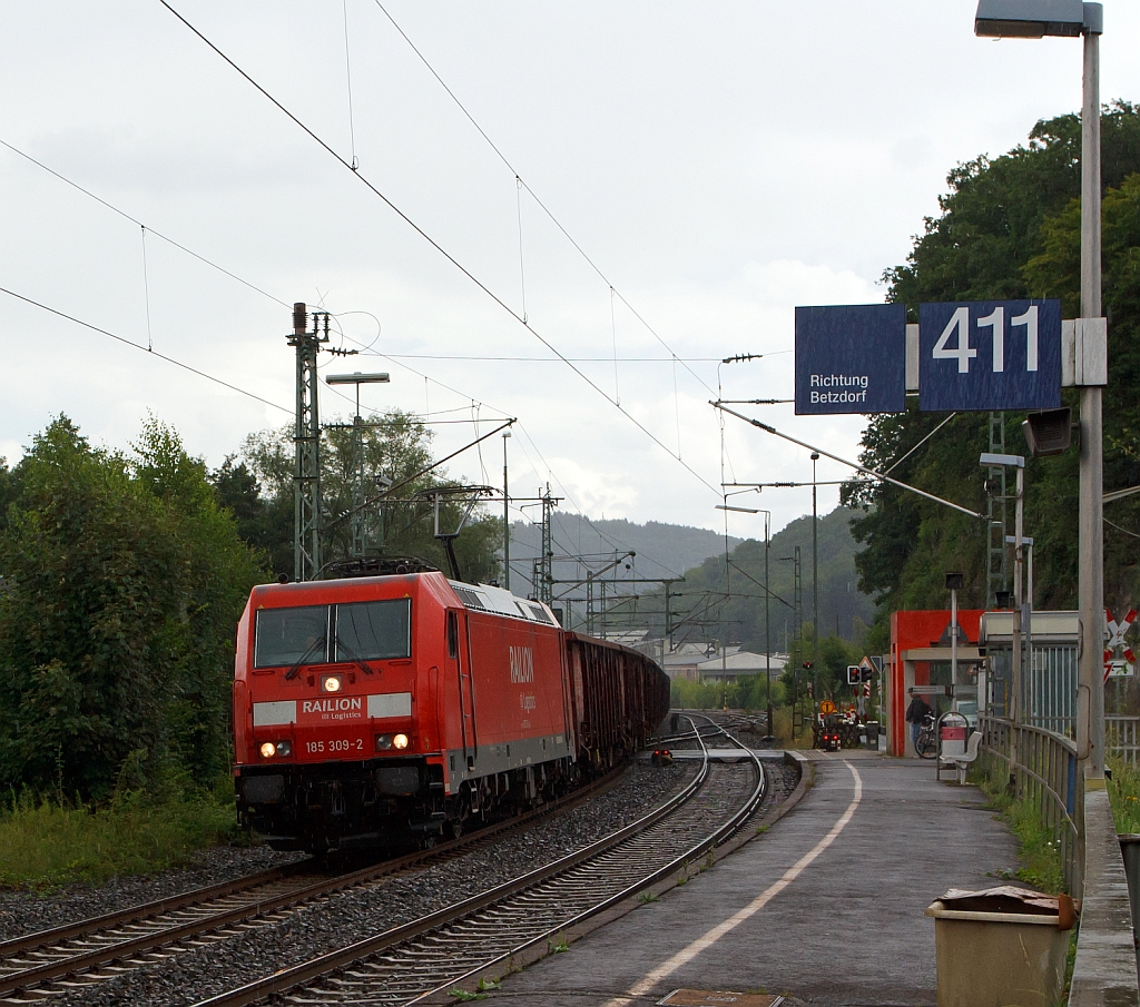 Bei Regen - Die 185 309-2 der DB Schenker Rail zieht am 04.08.2011 einen Ganzzug mit Offenen Wagen der Gattung Eanos durch Scheuerfeld (Sieg) in Richtung Kln.