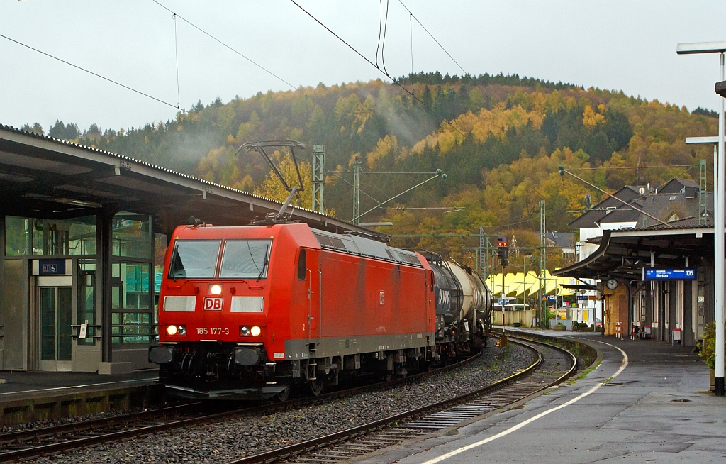 Bei regnerischen Novemberwetter - Die 185 177-3  (eine Bombardier TRAXX F140 AC1 und somit eine BR 185.1) der DB Schenker Rail zieht einen gem. Gterzug am 03.11.2012 durch den Bahnhof Betzdorf/Sieg in Richtung Kln.