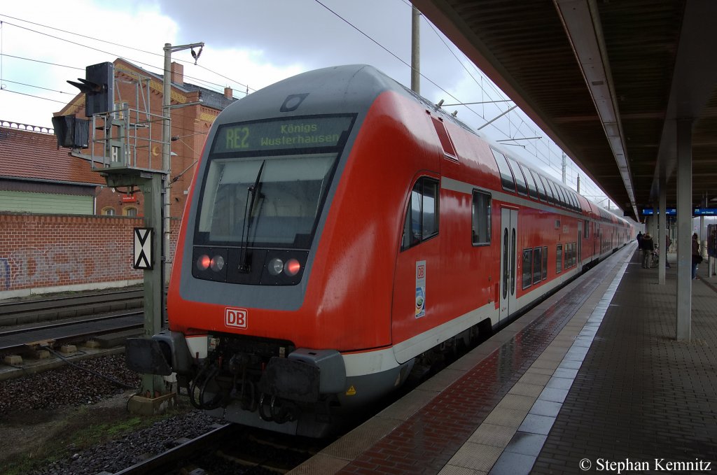 Bei starkem Regenfall steht auf Gleis 1 im Rathenower Hbf der RE2 (RE 37385) nach K�nigs Wusterhausen. 04.04.2011