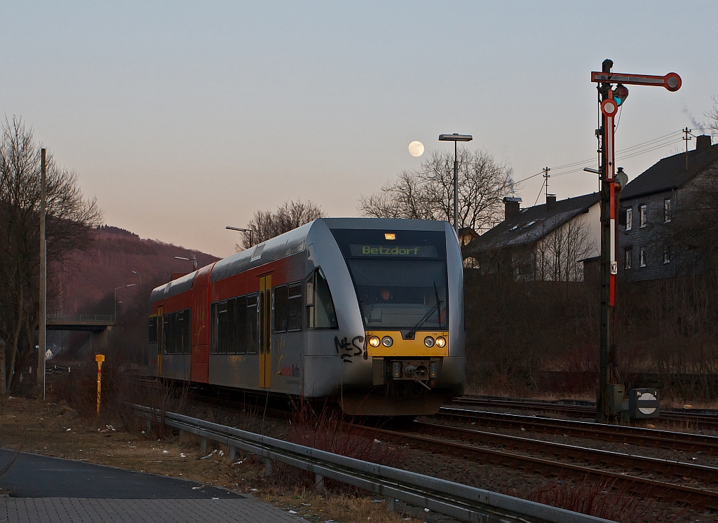 Beim letztem Licht und bei Vollmond: Ein GTW 2/6 der Hellertalbahn kommt am 06.02.2012 von Neunkirchen und fhrt gleich in den Bahnhof Herdorf ein. Danach fhrt er weiter in Richtung Betzdorf/Sieg, hier besteht dann Anschlu an den RE 9 (Rhein-Sieg-Express). 