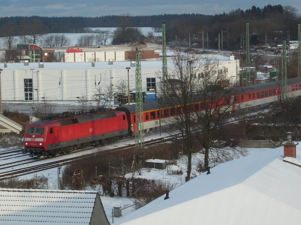 Bequemer kann ich es nicht haben aus meinen Zimmerfenster fotografierte ich am 03.Januar 2010 den EC 379 Binz-Brno mit 120 156 bei der Einfahrt in Bergen/R�gen.