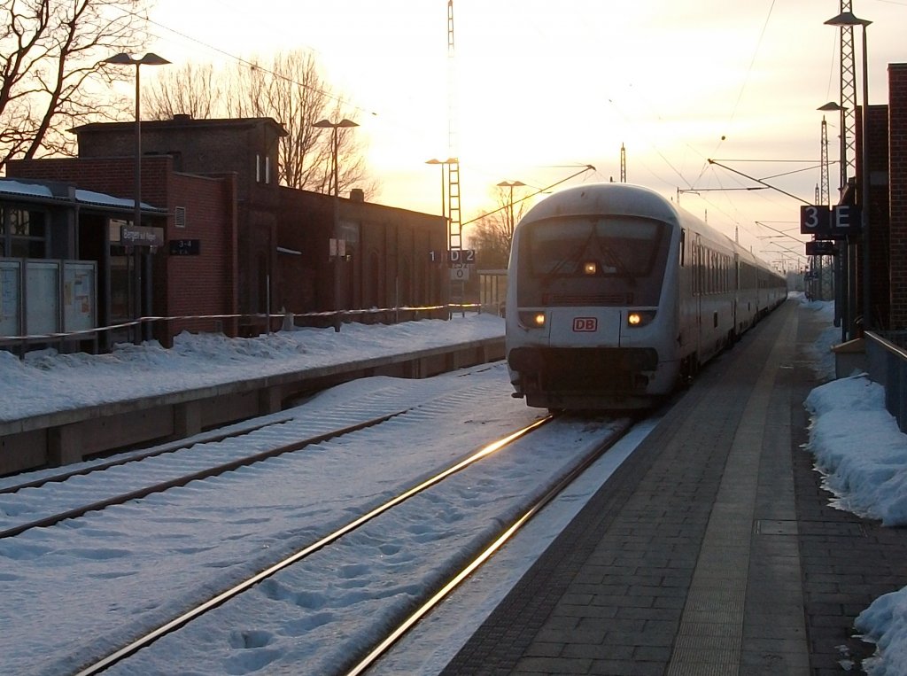 Bereits kurz vor 15:00 Uhr verabschiedete sich die Sonne als IC 2212 aus Koblenz nach Binz in Bergen/R�gen einfuhr.