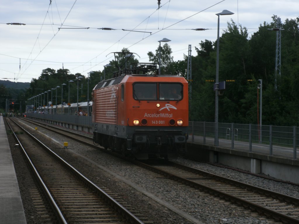 Bevor EKO 143 001,am 09.Juli 2011,mit dem Leerpark nach Bergen/R�gen fuhr,mu�te die Lok sich in Binz wieder an das andere Ende umsetzen.
