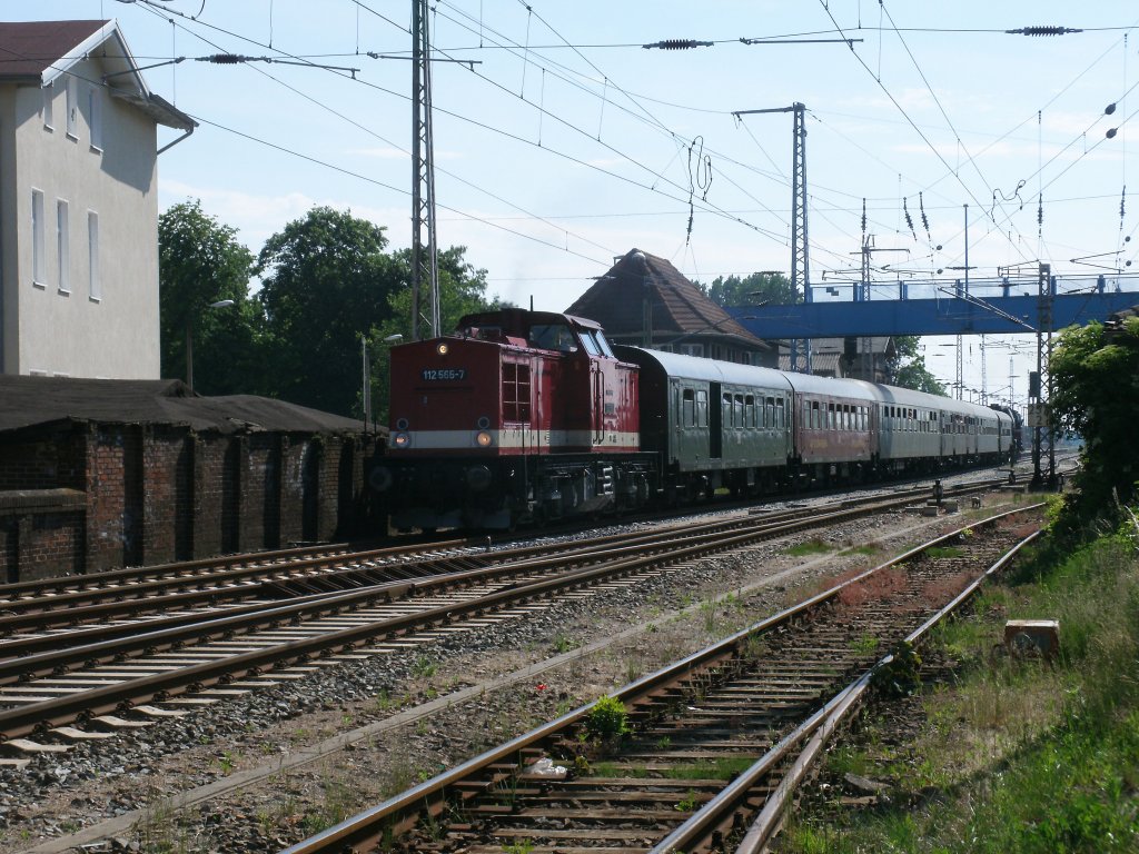 Bevor der Sonderzug,aus Putbus nach Berlin Wannsee,R�gen verlie�,mu�te Dieser,mit Hilfe von der PRESS 112 565,am 05.Juni 2011,in Bergen/R�gen umsetzen.