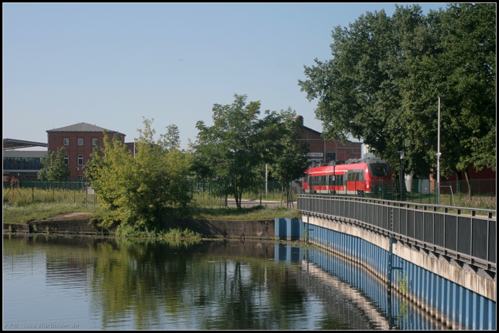 Blick am Hafen vom Bombardier-Werk entlang. Auf einem der Gleise steht der Talent 2 442 134-3, der für DB Regio Berlin/Brandenburg vorgesehen ist (gesehen Hennigsdorf b. Berlin 16.07.2011)