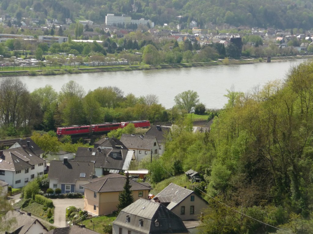 Blick von einer Anhhe bei Kasbach aus auf die Rechte Rheinstrecke. Eine Lok der Baureihe 185.2 schleppt zwei 151er und einen Gterzug gen Norden.