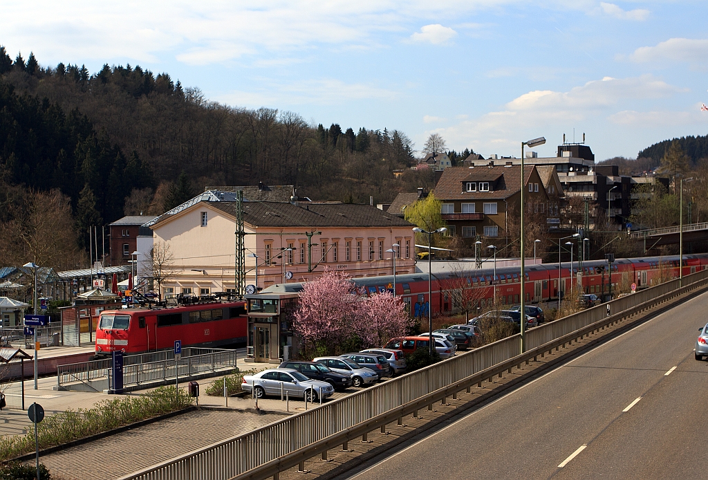 
Blick auf den Bahnhof Kirchen an der Sieg am 01.04.2012. Soeben fhrt der RE 9 (Rhein-Sieg-Express) weiter in Richtung Siegen, Schublok ist 111 080-8, die Zuglok (nicht mehr im Bild) war 111 079-0.