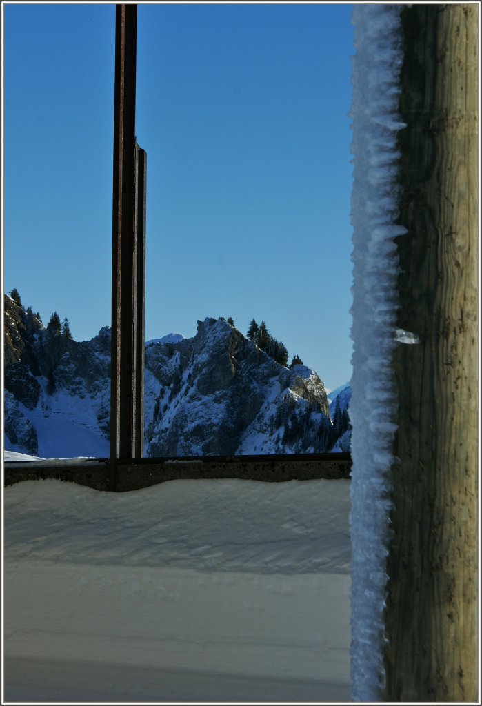 Blick auf die Berge durch die Lawinengalerie
(12.01.2012)