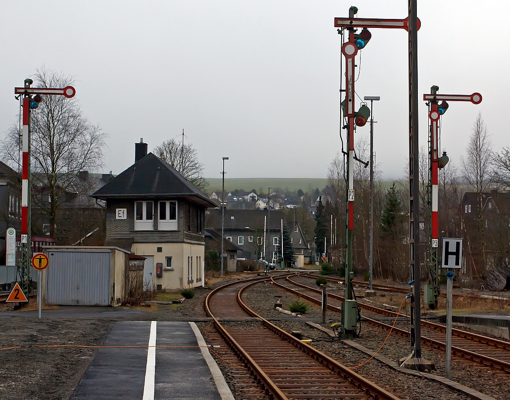 Blick vom Bahnhof Erndtebrck am 28.12.2011 in Richtung Kreuztal, und blick auf das Fahrdienstleiterstellwerk (Ef). Der Trennungsbahnhof liegt an Rothaarbahn (KBS 463) mit Abzeig zur Oberen Lahntalbahn (KBS 623).