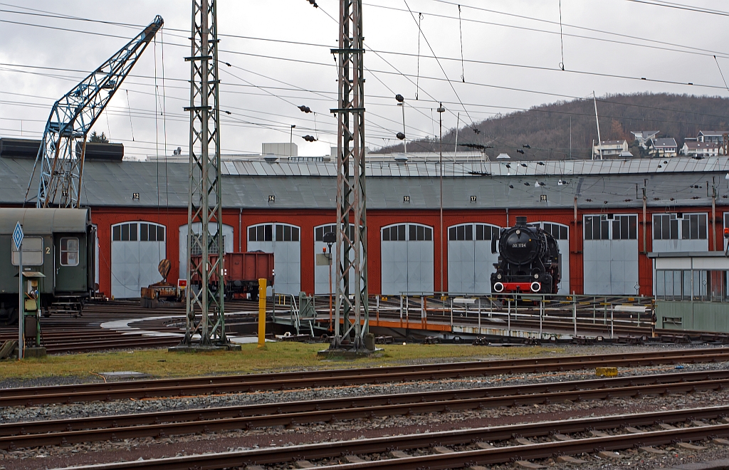 Blick vom Hbf Siegen auf den Ringlokschuppen, am 17.12.2011. Hier befindet sich seit 1997 das Sdwestflische Eisenbahnmuseum, sowie die Eisenbahnfreunde Betzdorf haben hier Ihre 52 8134-0 untergestellt.